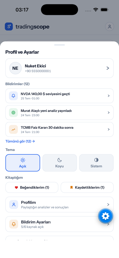 TradingScope'ta bildirimler listesi: bir fiyat alarmının tetiklenmesi, takip edilen kişinin yeni analizi ve ekonomik takvim hatırlatması; altında açık/koyu tema seçimi.